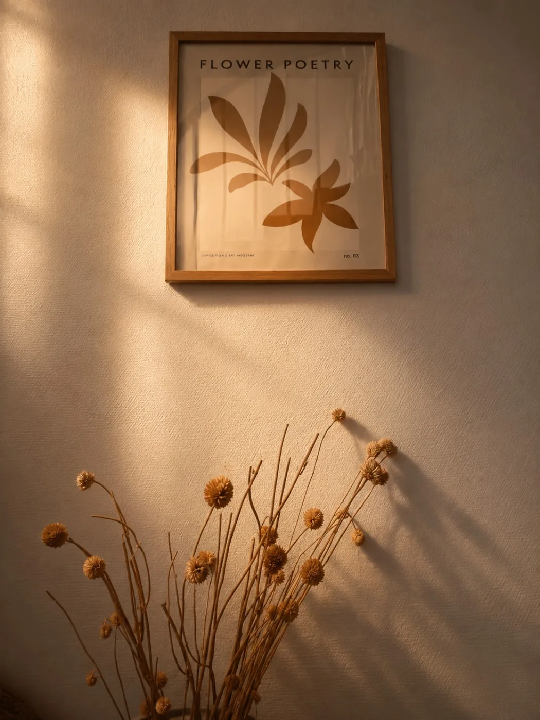 Affiche florale et bouquet de fleurs séchées dans une chambre Rooms Home CSM
