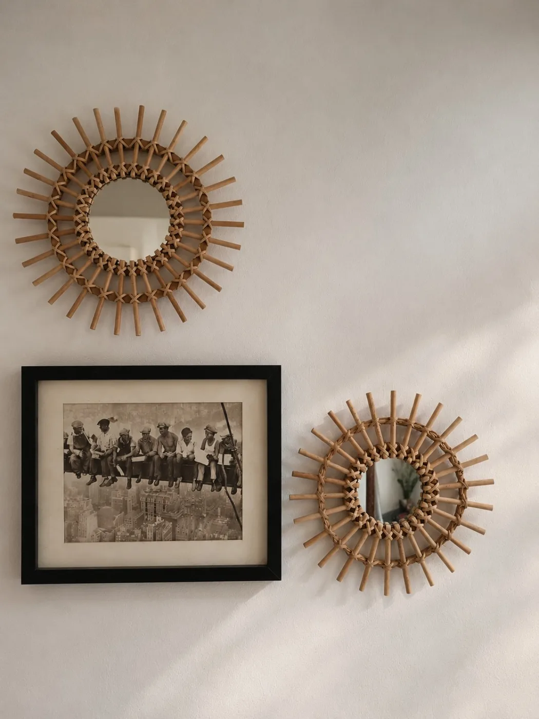 Décoration murale avec miroirs en rotin dans une suite Rooms Home CSM à Charly-sur-Marne