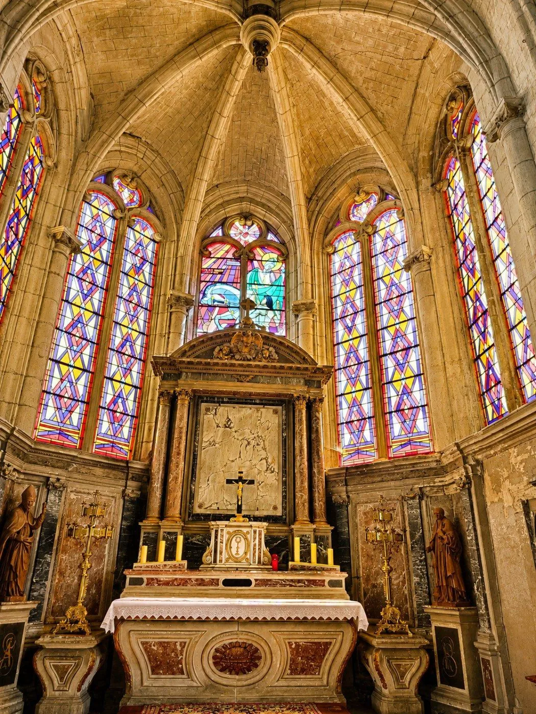 Intérieur et vitraux de l’église Saint-Martin à Charly-sur-Marne