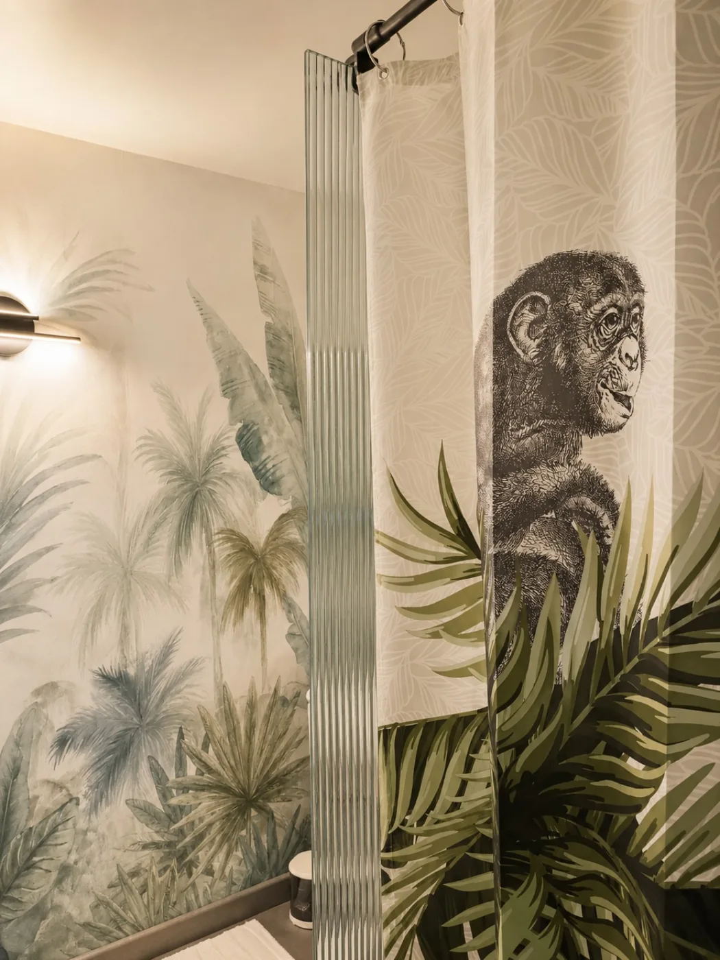 Salle de bain à la décoration tropicale avec plantes à Rooms Home CSM, Charly-sur-Marne