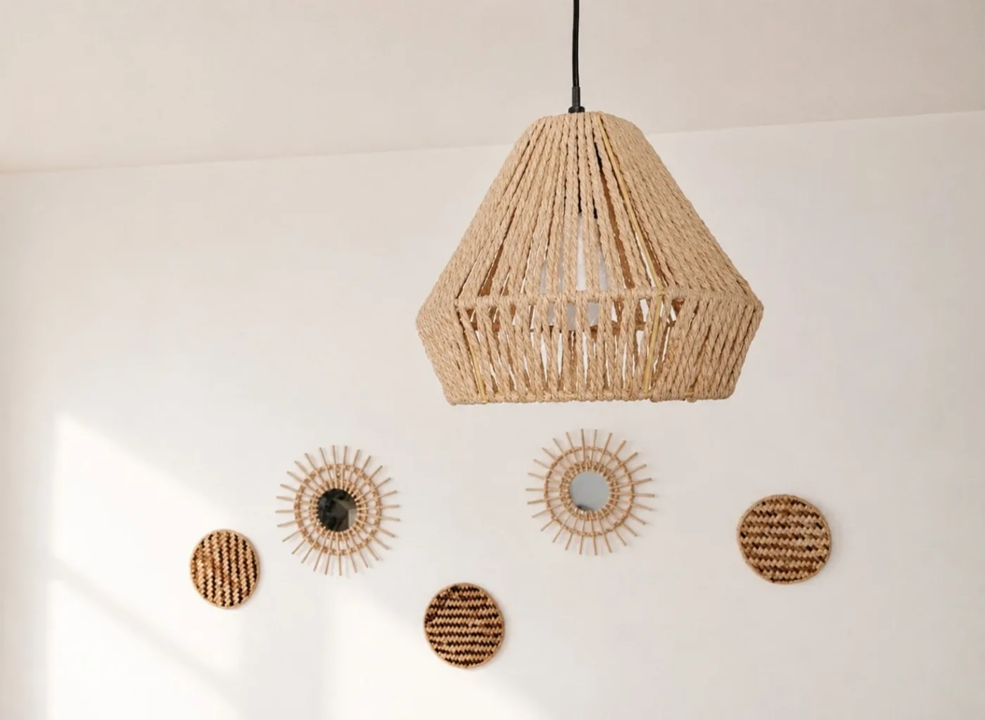 Suspension en corde tressée et miroirs décoratifs à Rooms Home CSM, Charly-sur-Marne
